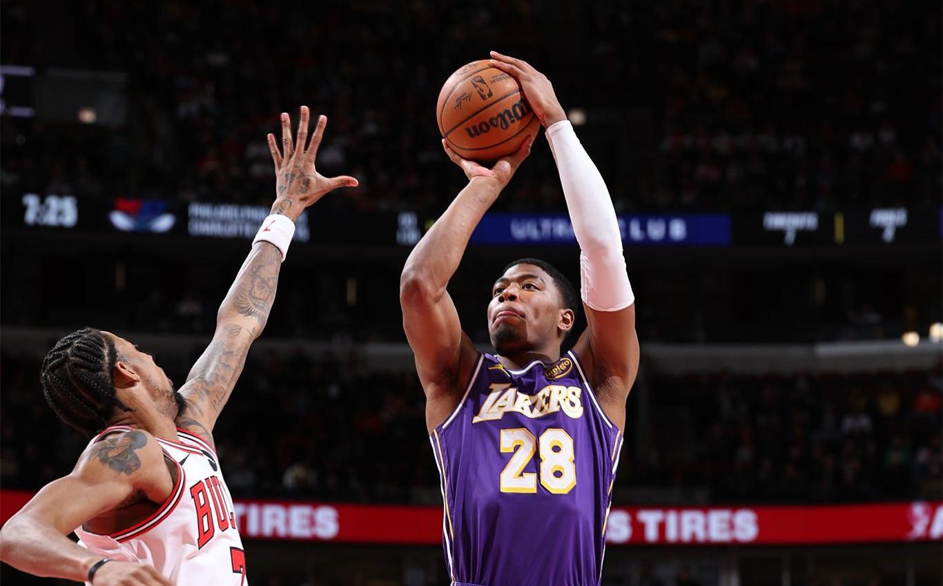 奇异果网页-轰23分+4记三分！湖人27岁悍将再闪耀：10胜1负定律上线